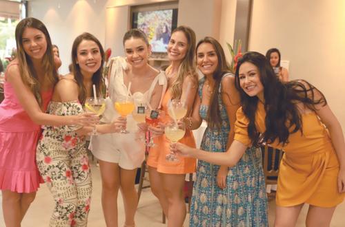 Larissa Nunes, rodeada pelas amigas, Renata Borges, Marcela Farid, Stella Góis, Eduarda Cunha e Paula Rodrigues (Foto/Babi Magela)