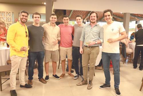 Marcelo Teixeira entre os amigos, Henrique Coraspe, Aaron Teles, Arthur Fernandes, Antônio Moura, Edgar Pellizon, Lucas Nóbrega (Foto/Babi Magela)