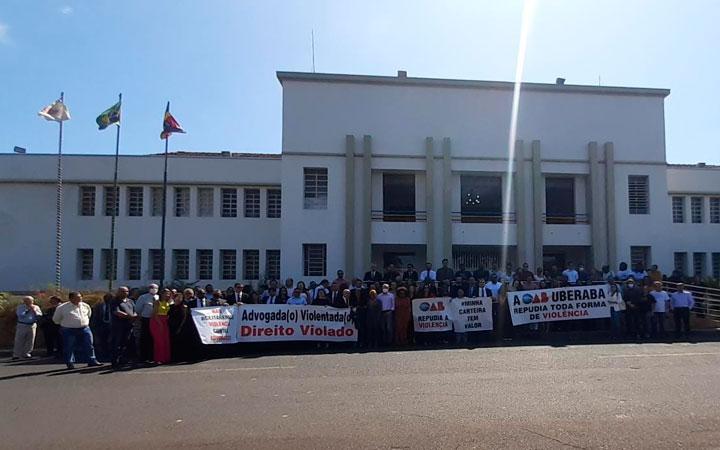 Advogados se reuniram em protesto diante do 4º BPM (Foto/Reprodução)