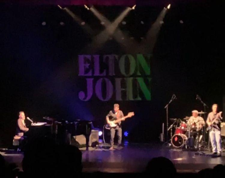 Pedro Amui interpretando Elton John (Foto/Divulgação)