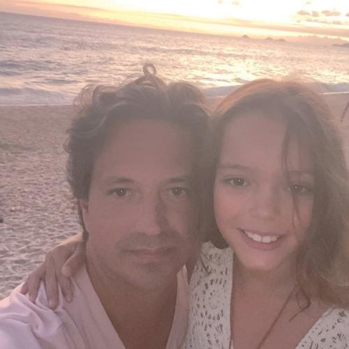 Regis Fontoura Jr com a filha, Valentina, nas areias cariocas, onde o por do sol fica ainda mais bonito ()