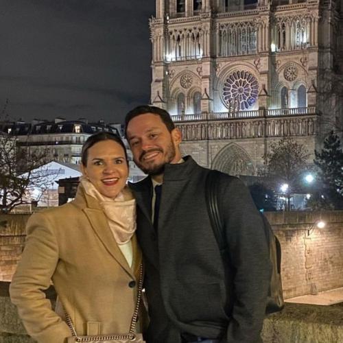 Manu Quirino e Fabiano Paiva Martins em frente à icônica Catedral de Notre-Dame, a capital do amor ()