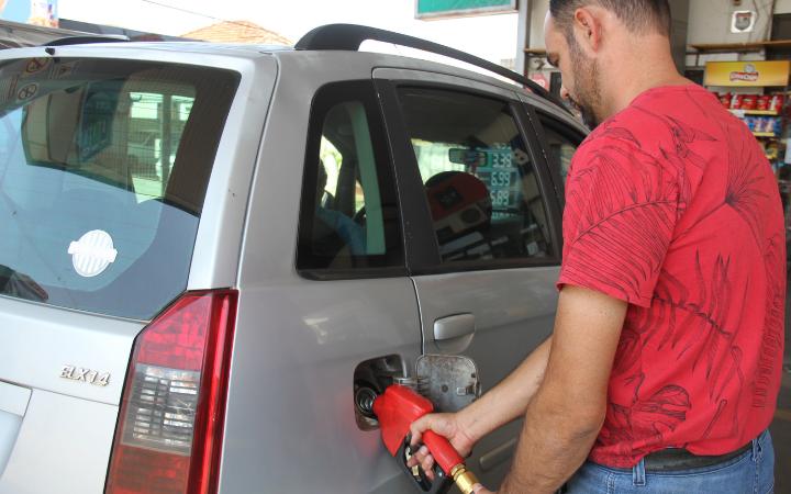 Enquanto a Petrobras reajustou o preço da gasolina nas refinarias em 7,46%, nos postos de Uberaba o aumento ficou em 2,04% (Foto/Jairo Chagas)