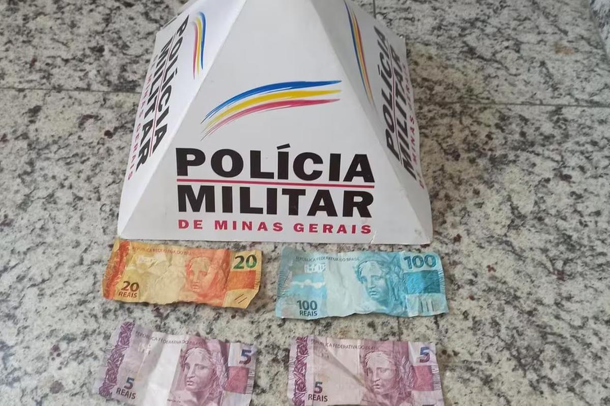Mulher escondeu dinheiro nas partes íntimas (Foto/Polícia Militar/Divulgação)