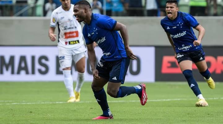 Nikão cobrou o pênalti com categoria, deslocou o goleiro e deixou tudo igual, marcando seu segundo gol no Estadual (Foto/Gustavo Aleixo/Cruzeiro – Jornal “O Tempo”)