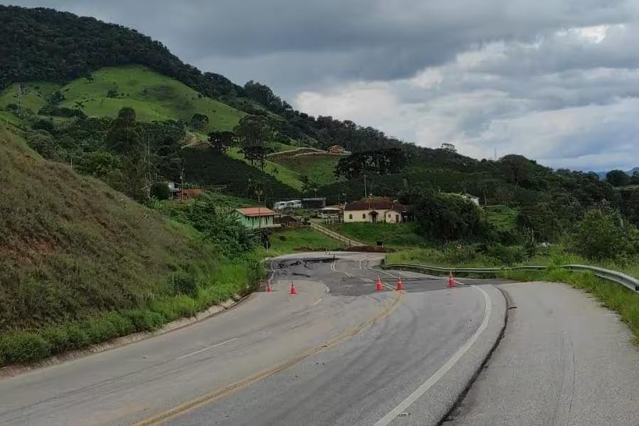 Interdição total na BR-459, em Senador José Bento, no Sul de Minas Gerais (Foto/PRF/reprodução)