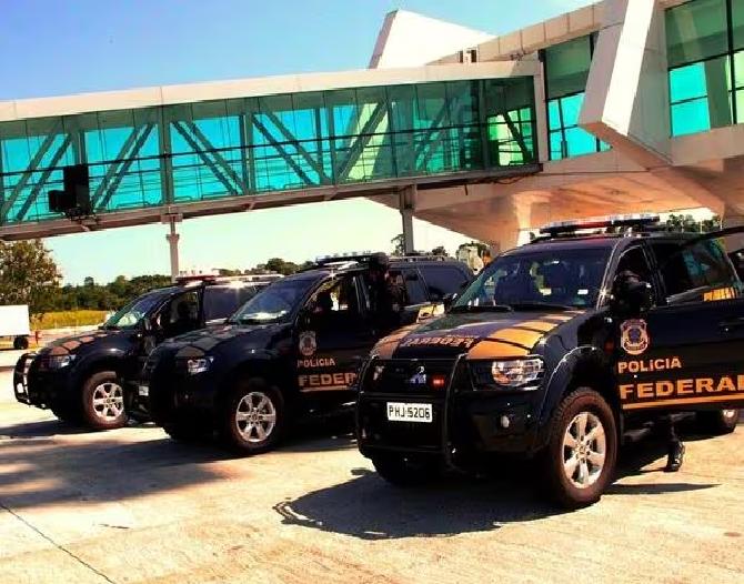Agentes da Polícia Federal prenderam o trio no Aeroporto Internacional de Belo Horizonte, em Confins (Foto/Polícia Federal/Reprodução)