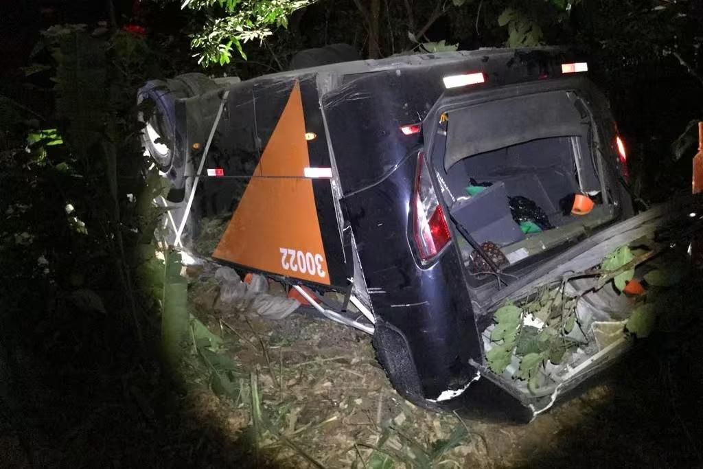 Tombamento do ônibus na Zona da Mata (Foto/Divulgação)