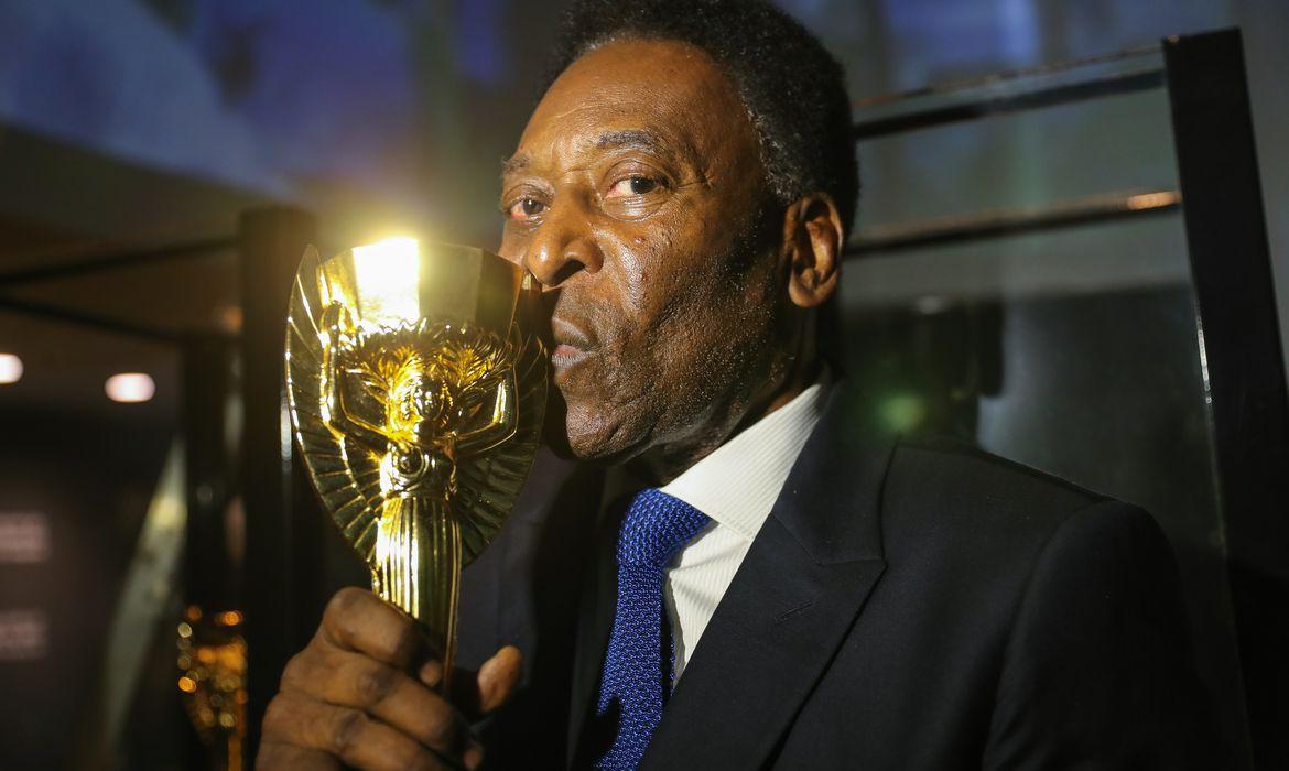 O Rei Pelé continua sendo homenageado pelo mundo afora. O jogador será sempre uma referência quando o assunto for futebol (Foto/Ricardo Stuckert/CBF/Agência Brasil)