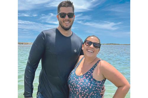 Quem também aproveitou para dar uma pausa e recompor as energias na Bahia, com banho de mar, sol, sombra e água fresca foi a Vereadora Rochelle Bazaga e o marido Renato Ortega (Foto/Arquivo Pessoal)