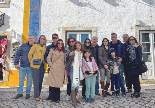 Virgínia Cecílio e Humberto Resende com os filhos Marília, Ricardo e Guilherme, Noras, Genro e Netos comemorando suas Bodas de Ouro em Portugal (Foto/Arquivo Pessoal)