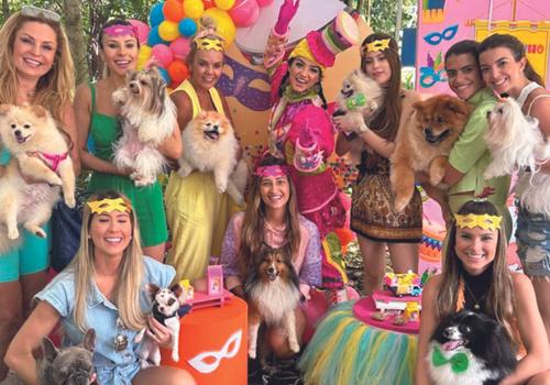 Turma animada de mamães e pets no bloquinho em comemoração ao B-day da Mexerica (Foto/Arquivo Pessoal)