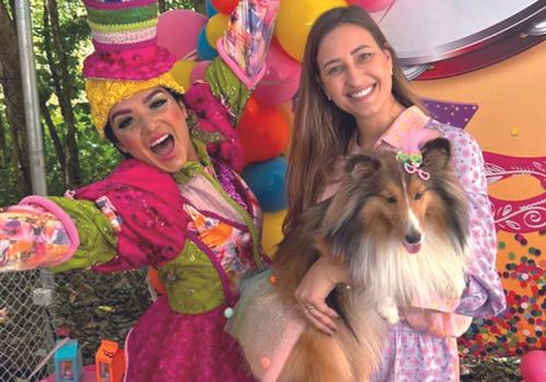 A uberabense Ana Carolina Martins comemorou o aniversário da filha canina Mexerica em São Paulo com direito a bloquinho super animado (Foto/Arquivo Pessoal)