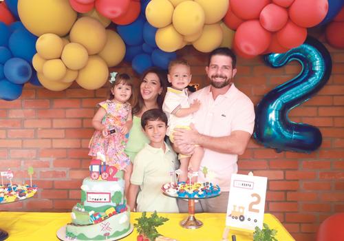 A dinda Mariana, Fábio, João Paulo e Maria Luiza nos dois aninhos do primo Theodoro (Foto/Babi Magela)