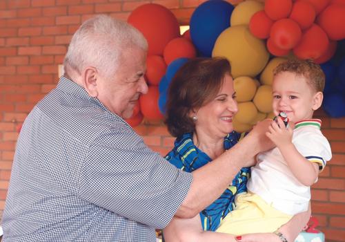 Vovô João e Vovó Ângela paparicando o aniversariante (Foto/Babi Magela)