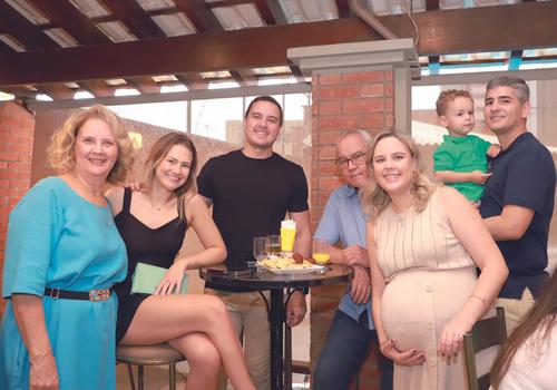 Vovó Marcia, Letícia, o dindo Henrique, vovô Santiago, os pais Nathalia e Fabiano com o aniversariante Theodoro (Foto/Babi Magela)