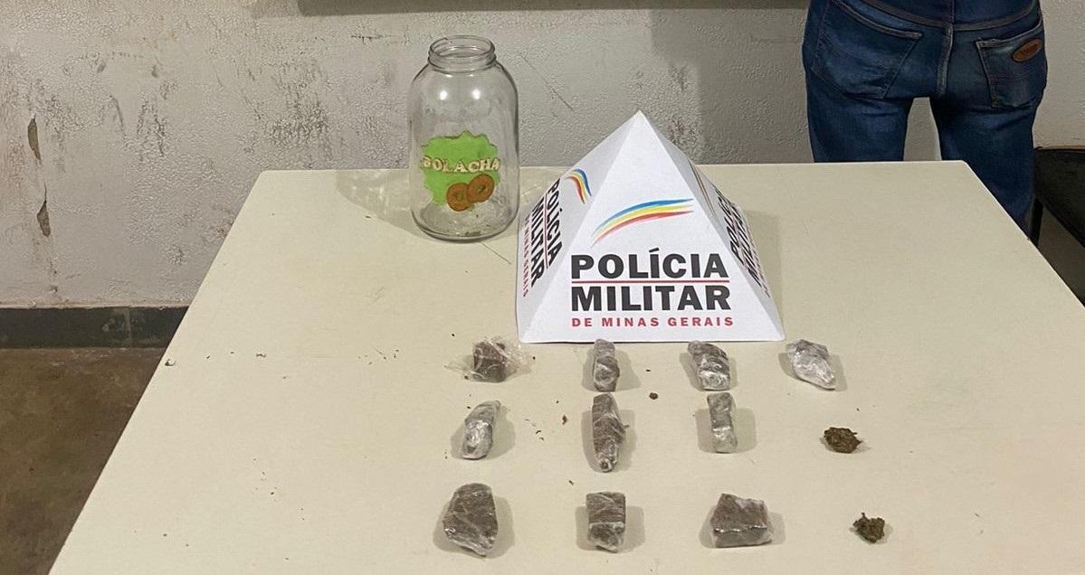 Tabletes e buchas de maconha foram localizados em monte de areia que estava na casa alvo da operação policial   (Foto/Divulgação)