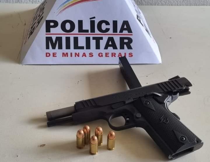 A pistola e as munições foram apreendidas e levadas, juntamente com o motorista, para a Delegacia de Polícia  (Foto/Divulgação)