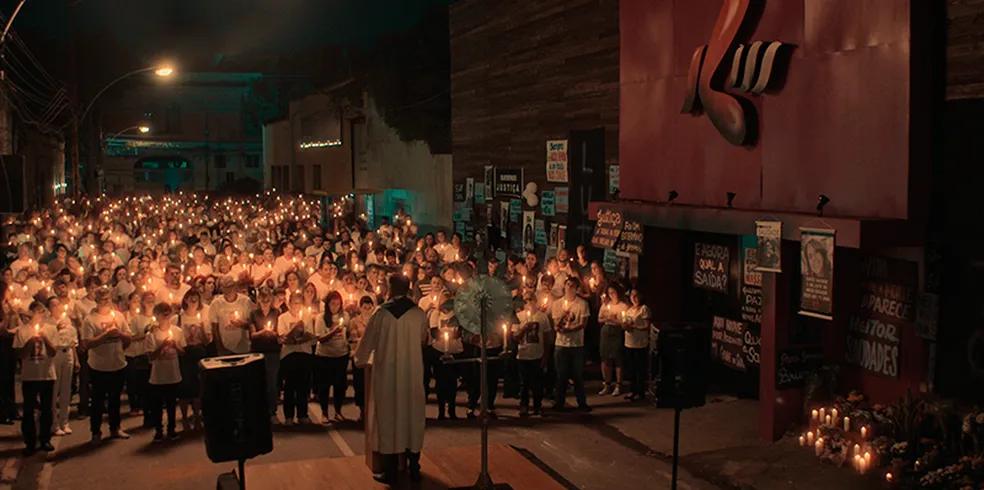 Todo dia a mesma noite retrata a tragédia na boate Kiss (Foto/Divulgação Netflix)