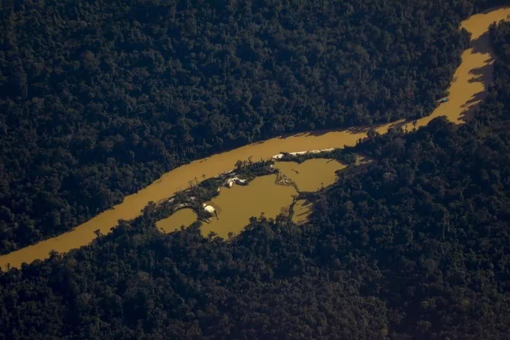 Visão aérea do rio Mucajaí, que corta o território Yanomami, em Roraima (Foto/Michael Dantas/AFP)