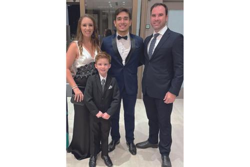 O formando Marcelo Cecílio Bruno no baile de formatura, ao lado dos primos Gabriela e Joaquim Ribas com o pequeno Miguel (Foto/Arquivo Pessoal)