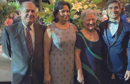 Marcelo Bruno e Andréa reuniram a família para a formatura do filho Marcelo em Medicina em São José do Rio Preto, sempre com o carinho da avó Cristina Hueb Cecílio (Foto/Arquivo Pessoal)