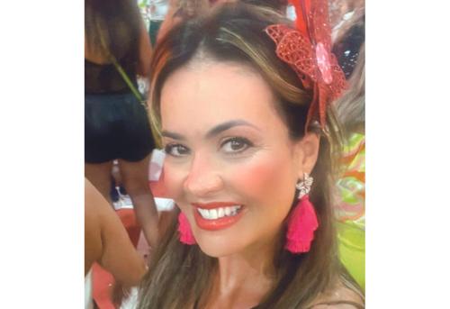 Beleza incontestável de Ana Theresa Fantato abalando os alicerces da quadra da Escola de Samba Salgueiro, onde esteve com um grupo de amigas uberabenses (Foto/Arquivo Pessoal)