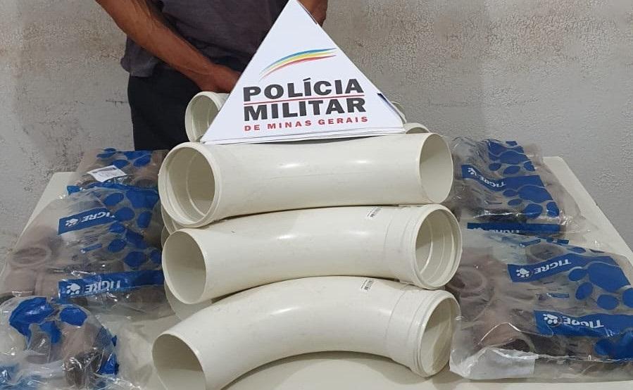 Luvas de 50mm e curvas de 100mm estavam sendo levadas pelo suspeito, quando foi flagrado por guarnição policial (Foto/Divulgação)
