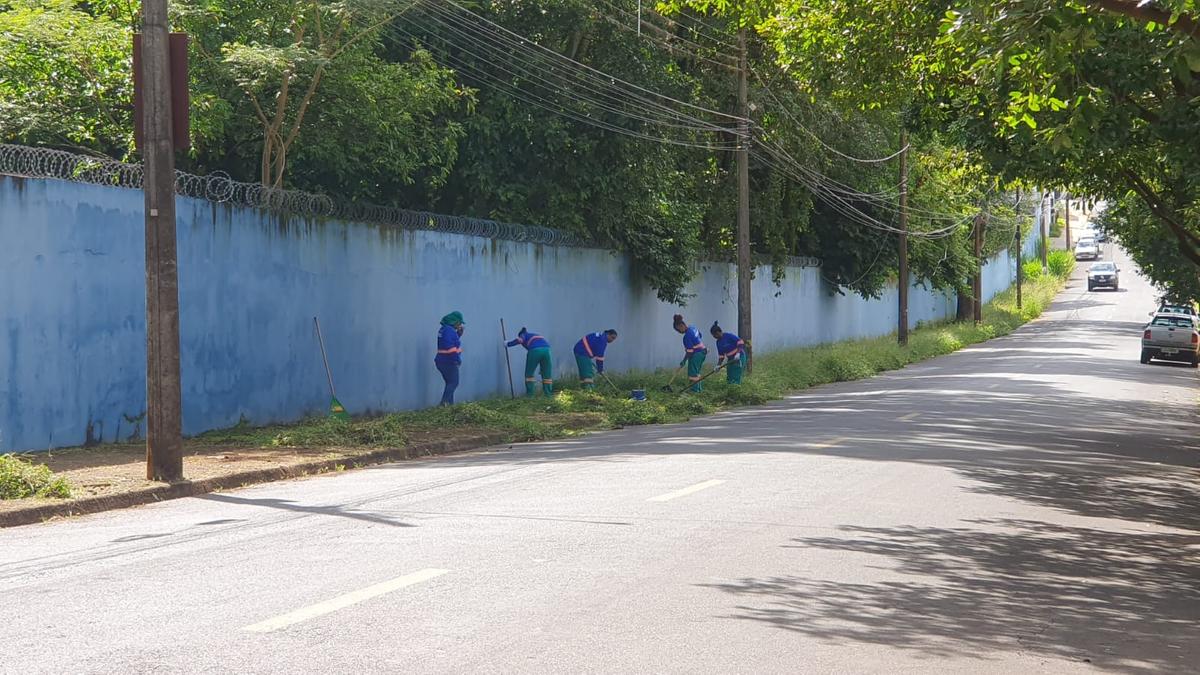 Equipes de limpeza da Codau realizam poda e capina no entorno do Bosque em Uberaba (Foto/JC Duran)