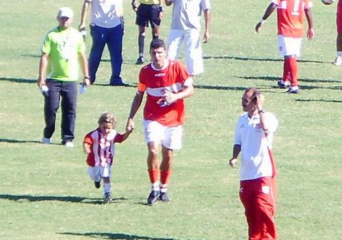 Calmon entrando em campo com o filho (Foto/Divulgação)