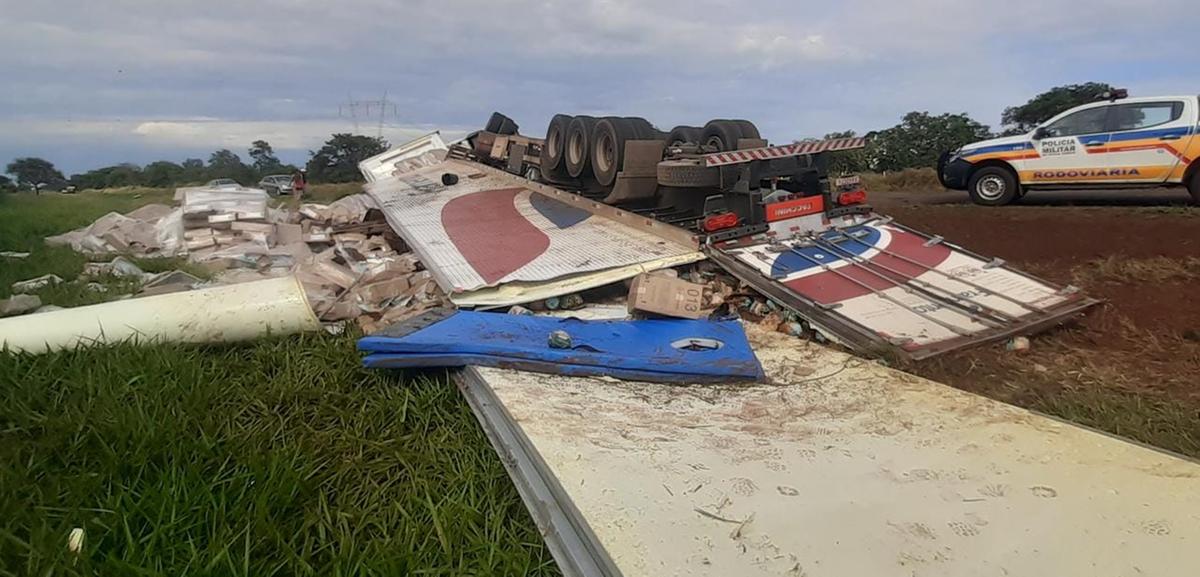 Carreta tombada na MG-427 (Foto/Jairo Chagas)