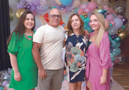 Bruna recebendo Poliana, que é madrinha e tia da aniversariante e os avós Edmundo e Nirley Gomide (Fotos/Babi Magela)