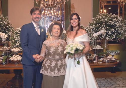 Os noivos Mariana e Gustavo recebendo as bênçãos da avá dela, Assumpta Sabbag (Fotos/Alex Pacheco)