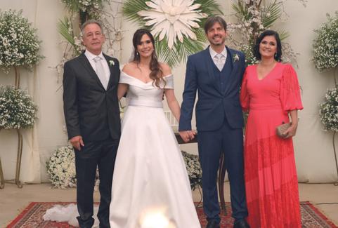 O jovem casal com os pais dela Airton Nadim Sabbag e Maria Lúcia Rodrigues Gomide (Fotos/Alex Pacheco)