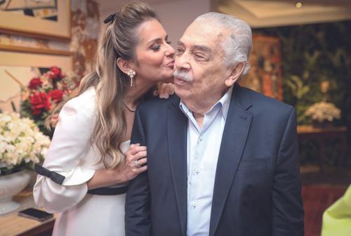 A noiva em momento de muito amor com o avô Albano Bruno (Fotos/Alex Pacheco)