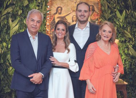 Os recém casados com os pais dele Luciene e Arnaldo Santos (Fotos/Alex Pacheco)