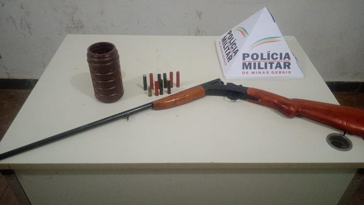 Munições e arma de fogo sem registro foram encontradas na casa onde o acusado estava, em fazenda na BR-262 (Foto/Divulgação)