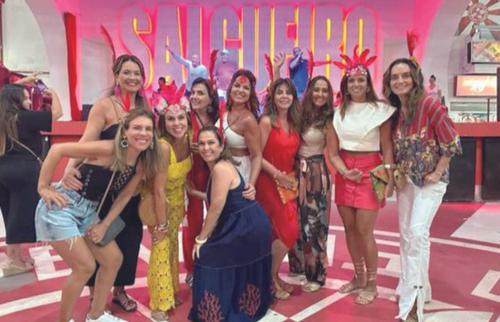 Carla Marzola, Adriene Ribeiro, Ana Thereza Fantato, Cris Ribeiro e Dalvinha Grossini, para fechar a temporada de férias, turma de amigas uberabenses, foi para a cidade maravilhosa (Foto/Arquivo Pessoal)