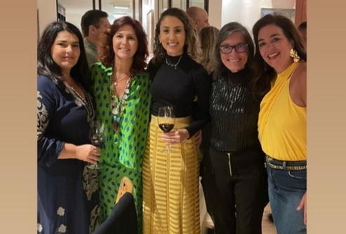 Tuca Antônio celebrou a vida, reuniu amigos e familiares íntimos em um descontraído Happy Hour, na foto com as amigas Ana Lucia Oliveira, Nana Marzola, Millena Gomes e Marcinha Oliveira (Foto/Arquivo Pessoal)