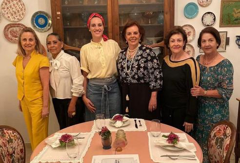 Aninha Nogueira, Zena de Paula Leitão, Jane Cordeiro, Velma Hial e Lúcia Borges em delicioso jantar entre amigas preparado por Manuela Lebron (Foto/Arquivo Pessoal)