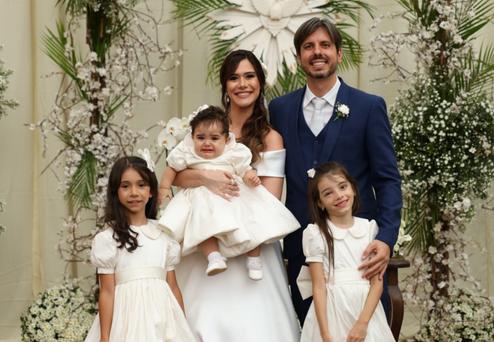 Lindo casal, Mariana Gomide Sabbag e Gustavo Colucci de Sousa disseram sim no ultimo fim de semana, na foto com as daminhas Letícia, Isabela e a baby Manuela (Foto/Alex Pacheco)