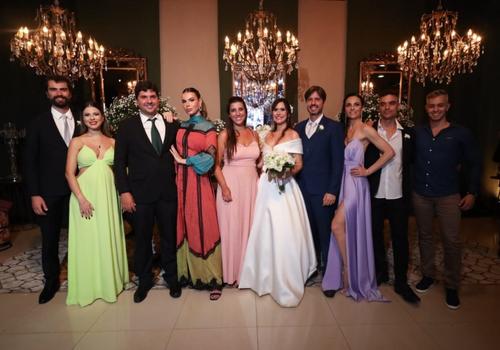 Marina e Gustavo com os irmãos dele, César de braços dados com Thayná, Pedro ao lado de Thaís, Carla, Priscila, Vitor e Matheus Colussi (Foto/Alex Pacheco)