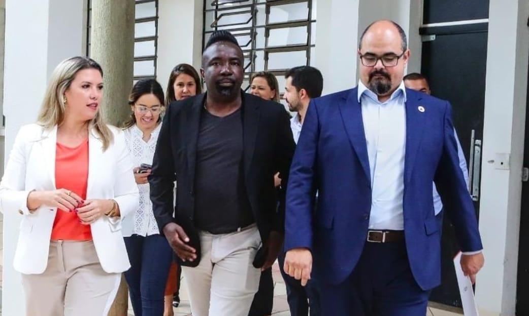 "Nem eu, nem ela" - diz pastor Eloísio, na foto com Elisa e o vice-governador. (Foto/Divulgação)