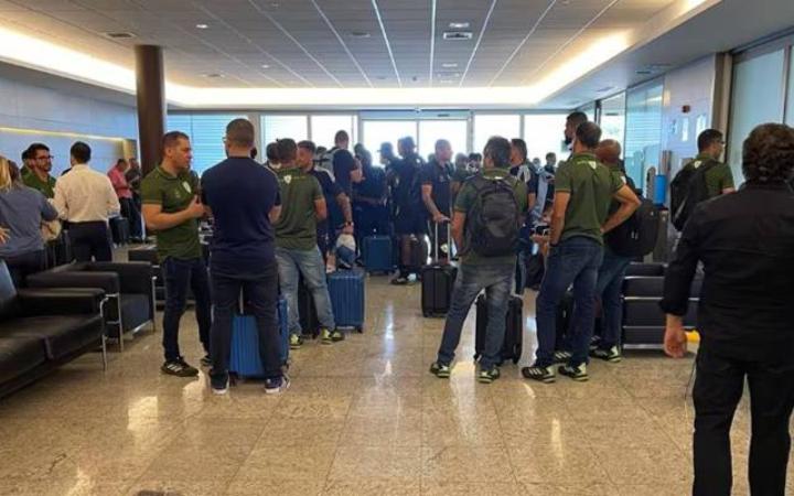 Rivalidade só dentro de campo. Esse é o clima entre as delegações de Cruzeiro e América que embarcaram juntas ontem para Brasília (Foto/Reprodução Twitter)