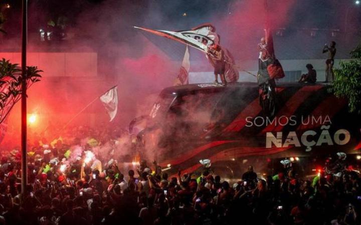 A torcida prestigiou o embarque da delegação, no Rio de Janeiro, com o chamado "AeroFla" (Foto/Tercio Teixeira/AFP)