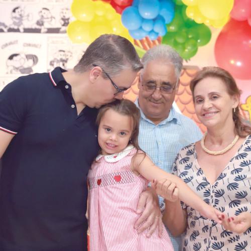 Catarina com o pai, Luciano, e os avós paternos, Donizete Camargos e Madalena (Foto/Babi Magela)