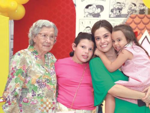 Catarina no colinho da mamãe com a bisa, Diva Ciabotti, e a prima, Aninha Ciabotti (Foto/Babi Magela)