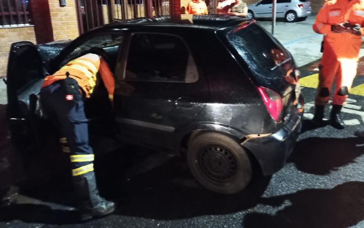 Condutora foi socorrida com auxílio de ferramenta (Foto/Divulgação/Corpo de Bombeiros)