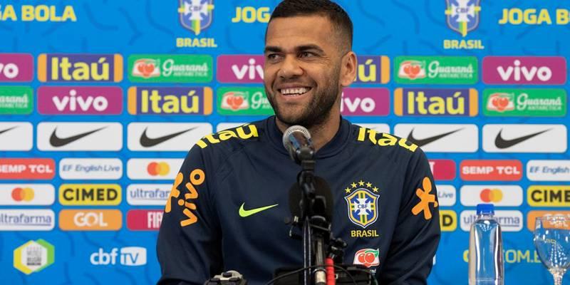 Daniel Alves teria piorado suas contas bancárias por causa da penhora de seus bens pois alguns contratos de patrocínio que o jogador tinha foram congelados (Foto/Lucas Figueiredo/CBF)