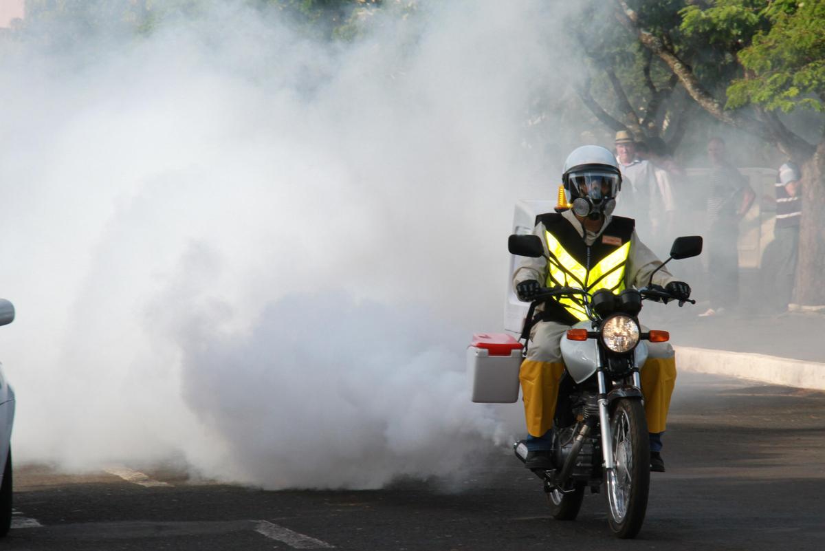 Após identificação que Uberaba está em risco de surto de dengue, ações de combate ao mosquito Aedes aegypti foram intensificadas pela Prefeitura de Uberaba, inclusive o motofog (Foto/Arquivo JM)